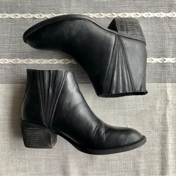 Versatile and Stylish Black Børn Sacramento Booties Leather Elastic Panels Sz 8 - Picture 5 of 10